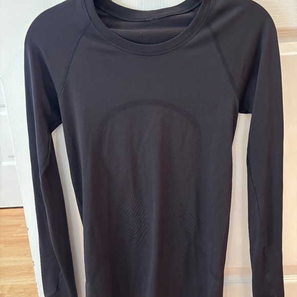 LULULEMON SWIFTLY TECH LONG SLEEVED HIP LENGTH 4 IN GREAT CONDITION - Picture 8 of 12